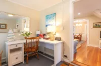 Cozy 4 bedroom cottage in town, with parking - Bungalows