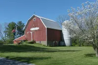 Rustic Country farmhouse on 2 acres close to several lakes. - Homestays