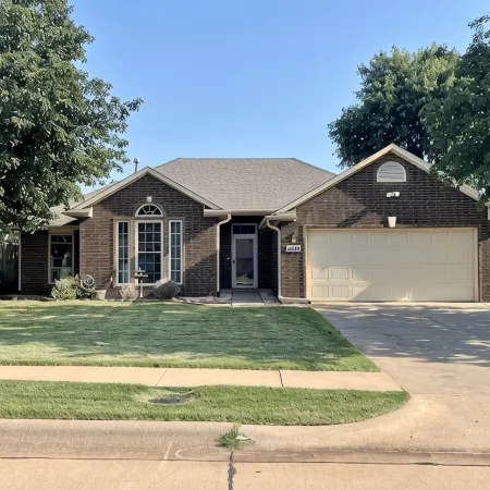 Relaxing stay in Stillwater, OK! Enjoy and relax in in this spacious home.
