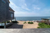 Coastal getaway with water views in every room - Wi-Fi