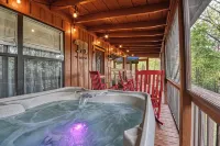 Lightning Bug Lodge - Cozy Mountain Cabin, Peaceful/Quiet Area, Hot tub!