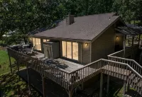 Peaceful 2 acre Lakefront Home in Duck Creek w/ Boat Dock, Game Room w/ Wet Bar - 3-stjärniga