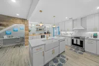 Heated Pool+Spa+BeachWalk+Bikes+MiniGolf+Beach Essentials &Toys+Outdoor Kitchen - 4 ดาว
