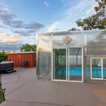 Spacious ~ King Beds ~ Pool ~ Spa~ Mountain View’s