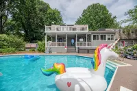 "Lakeshore Landing"- Next to Lake Norman, Pool, Game Room, Pickleball, Putt Putt -  Ferienhäuser
