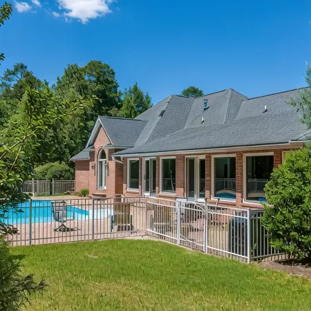 Large House w/ Private pool - perfect for Golfing Groups (12) beds