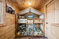 Christmas in Modern Mt Cabin-Dollywood, Downtown, Zipline w/ Hot Tub,Grill,Games - 4-Star