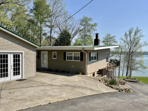 Experience Kentucky Lake out the back door! Spacious 4-bedroom retreat awaits. - 홈스테이