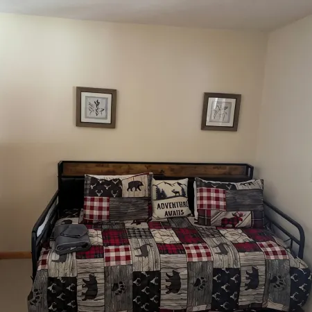 Cozy Townhome Sleeps 10 in the Heart of it All, Just Minutes to Area Attractions