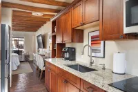 Luxurious Casita del Sol - 5 Min. Walk to Plaza - Private Backyard - Fireplace - Condos