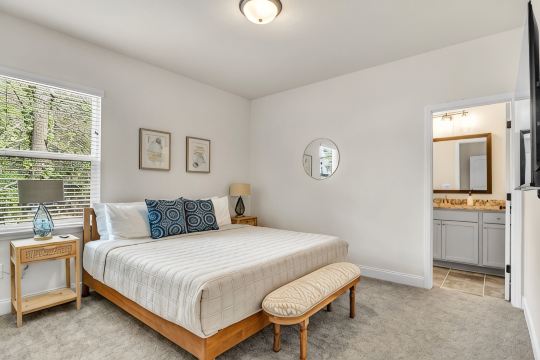Greer Charm: Pet-Friendly 2BR with Fire Pit
