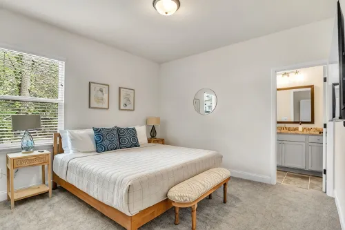 Greer Charm: Pet-Friendly 2BR with Fire Pit