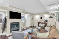 The Charming Home: 3-bedroom house, blocks to downtown Champaign, with WiFi, AC