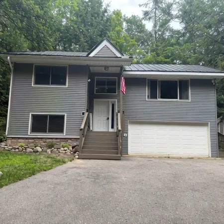 Peaceful cabin hideaway with fire pit & hot tub only 3 blocks from Walloon Lake