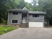 Peaceful cabin hideaway with fire pit & hot tub only 3 blocks from Walloon Lake - WiFi