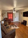 Lodge-Farmhouse is Located at the Edge of the Broken B Bar Ranch. - 2 estrellas