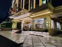 Redwaves Hotel のホテル