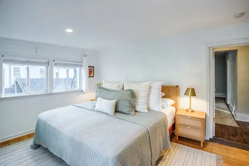 Family Friendly Unit steps from Cobbs Hill Park & Upper Monroe Neighborhood - 4-Star