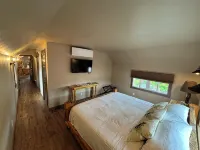 The Bee Hive - Heart of Friday Harbor - 2BR Condo, WiFi, AC, Walk to Everything! - WiFi