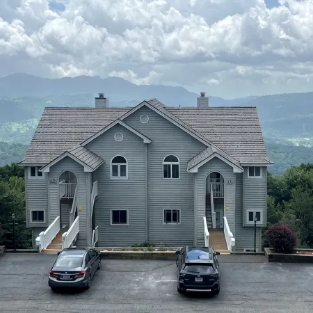 Beech Mountain Condo w/ spectacular views & close proximity to hiking and skiing