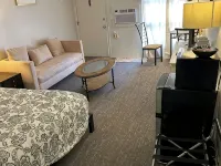 One Queen bed studio with WiFi, smart TV and AC in welcoming Fillmore. โรงแรมในฟิลมอร์