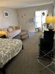 One Queen bed  studio with WiFi, smart TV and AC in welcoming Fillmore.