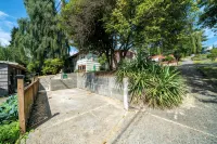 Beautiful studio with private deck & parking 프리몬트 호텔