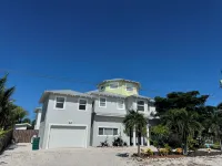 Villa Rozafa Cozy,spacious,walking distance from downtown white sandy beach.