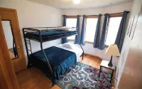•Vibrant 4 bedroom house 2 king beds in Ankeny•
