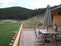 Creekside Cabin With Mountain Views - Hytter
