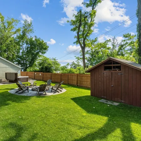 Cozy cottage w/hot tub, game room & backyard. Close to West Point and Bethel.
