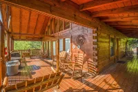 Cozy Smoky Mountain Cabin • Hot Tub, Firepit • 5 Mins to Parkway - Romanttinen