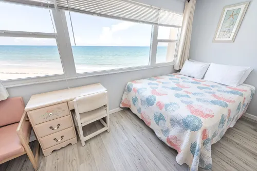 Oceanfront 2Br Condo w/ Balcony & Flexible Sleeping Setup, Unit 338 - Wifi