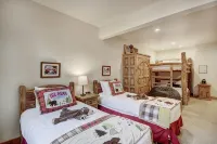 Peak 8 Luxury- 6Bed /6.5Baths Sleeps 14 in 11 beds, Hot tub + Sauna + Pool table - 4-Star
