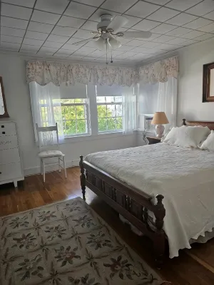 Little Gem with stunning water view of Great Bay and 1/4 mile from Bristol Beach - Homestays
