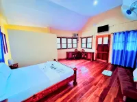 La-Familia Guest House - parking