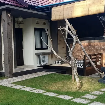 Sindy River Side Hoteles cerca de Tirta Gangga
