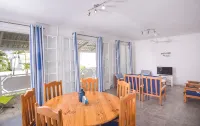 Porcelaine: Stylish apartment with seaview from its balcony