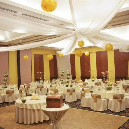 GHL Hotel Capital Отели рядом с достопримечательностью «Парк развлечений Salitre Magico»