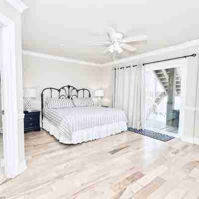 One of Oib’s Gorgeous Custom Twins - Luxury Ocean Front! Ask about Events! Rooms