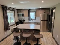 Cozy 2-bedroom cabin with WiFi, AC, garage, sleeps 6 in Saint Helen 222