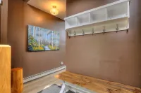 Private Chalet on Saddleback Mountain Ski Resort - Ski In / Ski Out - 샬레 호텔
