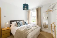 Malvern Wells Apartment with Lovely Balcony Views - 4-Star