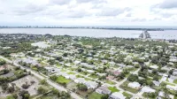 Skyline Breeze - Minutes from downtown Jensen Beach - Wi-Fi