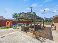 Coastal Home Near UCSB & Airport + Hot Tub, King Beds, Fast Wifi, Sleeps 6 골레타 호텔