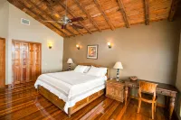 Experience An Oasis of Luxury in Roatan's Vibrant West End -  Ferienhäuser