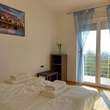 Starry Night - Extra big bed, big bathtub, private parking, sea view, 2 rooms