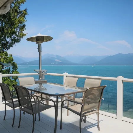 Beautiful Beach House and additional beach cabin with Olympic Mountain view