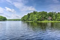 Chalet in the heart of Poconos, romantic getaway near pools and lake
