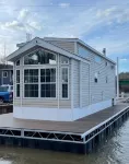 Near Pittsburgh on Beaver River Waterfront -- Glamping in Cozy Floating Cottage - Pools